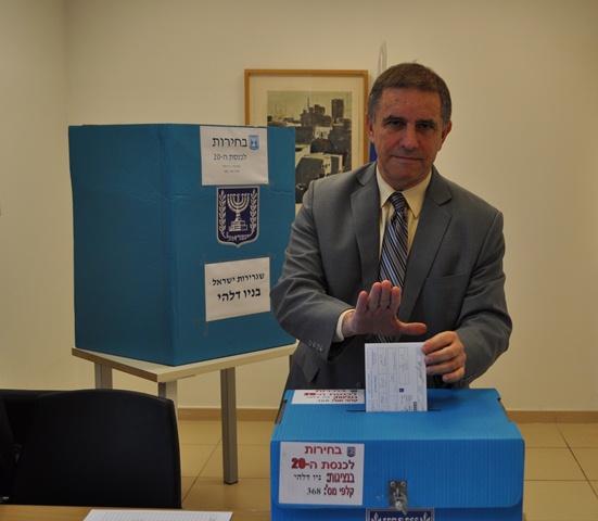 Ambassador Carmon casts his vote at the Embassy in New Delhi